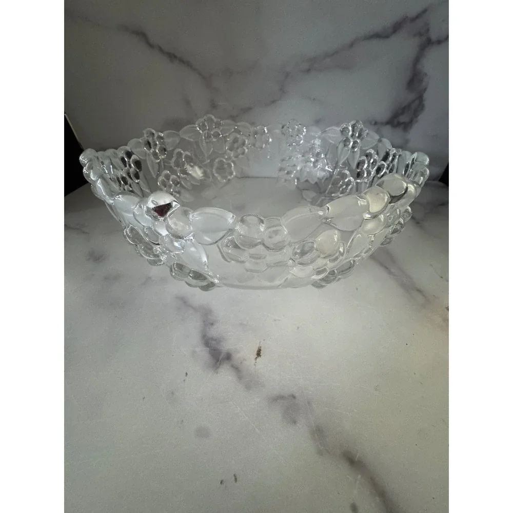 Gorgeous Vintage Clear Glass Floral Fruit Bowl Leaf Scalloped‎ Rim Centerpiece